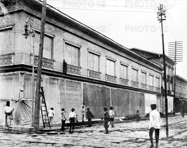 Fumigating an entire block for the plaugue in Guayaquil