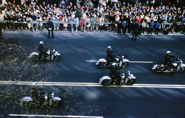 Motorcycle policemen lead a motorcade for the first Papal visit to the United States