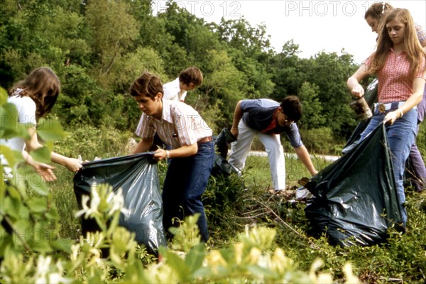 Public School Students Work on Ecology Project