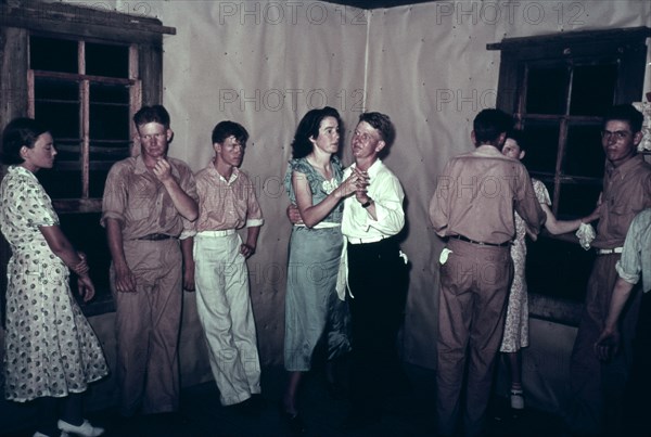 Round dance between squares at dance in McIntosh County