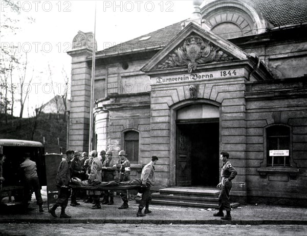 Servicemen unloading wounded