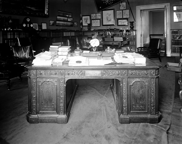 White House: President desk ca. 1905