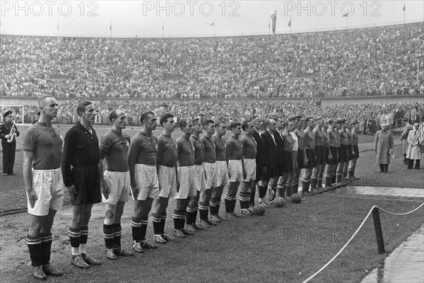 September 21, 1947 - Netherlands - Switzerland 6-2 - Both teams / Left Switzerland and right the Netherlands