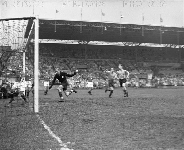 Historical Soccer- Netherlands vs. Switzerland 6-2 final score - Wilkes makes a goal for a 2-1 lead (September 21, 1947)