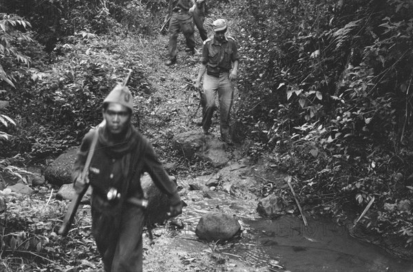 in Soebang a number of Indonesians volunteered to join the Ned. troops and are now being trained. Patrolling is also part of their education; Date November 12, 1947; Location Indonesia, Dutch East Indies