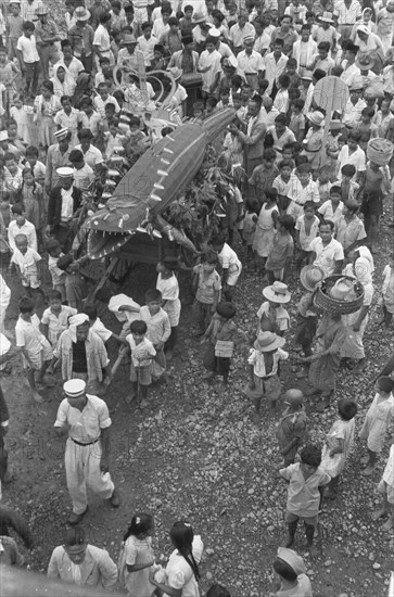 A large demonstration was held in Padang on October 26 by the people of Sumatra's West Coast for the formation of a Free State of West Sumatra in Indonesia ca. 1947