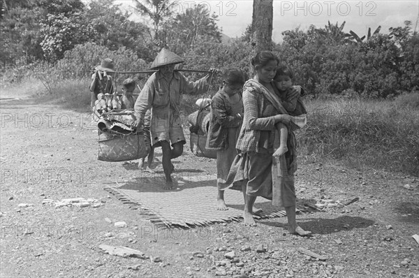 Fleeing Indonesians (refugees) near Dajeuhkolot is located directly south of Bandung Indonesia ca. 1947