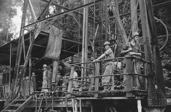 Sanga-Sanga. In the jungle of East Borneo, oil drilling is carried out under surveillance of the 1st company of 3-11 RI. ; Date April 9, 1948