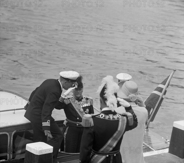 Arrival of King Olav for Central Station in Amsterdam; 9 September 1964 Location Amsterdam, Noord-Holland