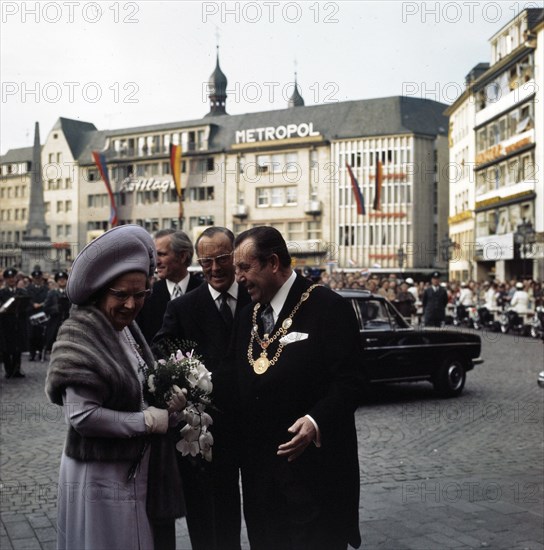 Queen Juliana and Prince Bernhard are greeted at the town hall of Bonn by Oberbürgermeister Peter Kraemer; Date October 26, 1971; Location Germany, West Germany