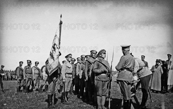 Russian soldiers with a banner are set up for their commander Date 1916 - Location: Russia (until 1917)