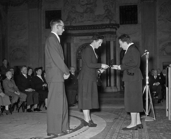 Presentation of resistance crosses by Queen Juliana in Amsterdam. Widow B. de Boer-Kok (Meppel) in Amsterdam, Noord-Holland ca. January 1953