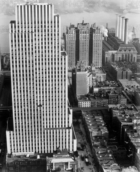 1930s New York City - Daily News Building, 42nd Street between Second and Third Avenues, Manhattan ca. 1935