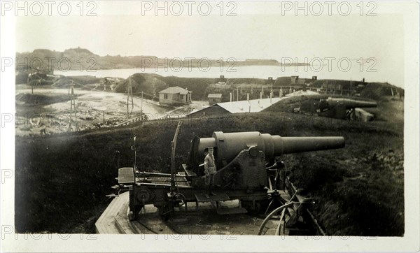 A soldier in front of a cannon in Kustaanmiekka.