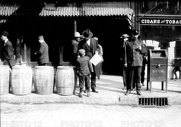 A young truant newsie, during school hours. Nashville, Tenn, November 1910