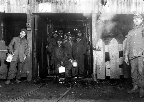 At the close of day. Waiting for the cage to go up. The cage is entirely open on two sides and not very well protected on other two, and is usually crowded like this, January 1911