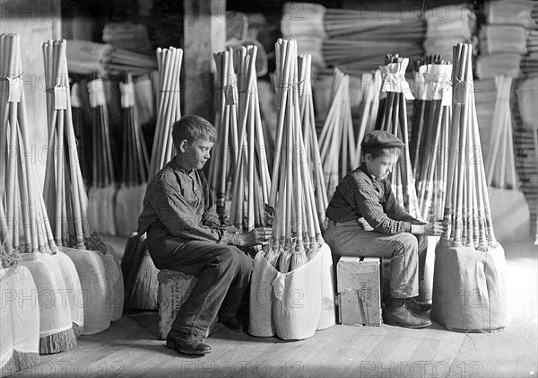 Boys in packing room, Brown Mfg. Co. Evansville, Ind, October 1908