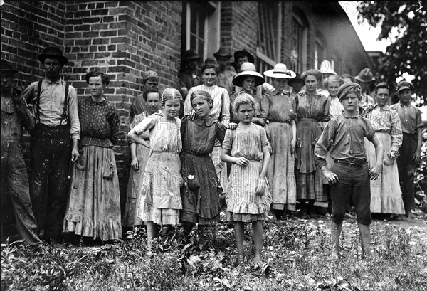 Force working in West Point Cotton Mills. West Point, Miss, May 1911.