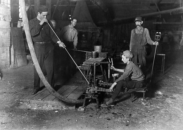 Glass blower and mold boy 1908