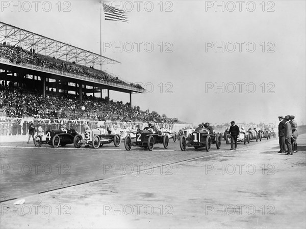 Astor Cup race, October 9, 1915, ready to start