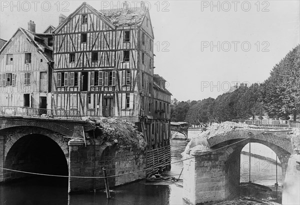 Pont du Marché in Meaux, France during World War I ca. 1914-1915