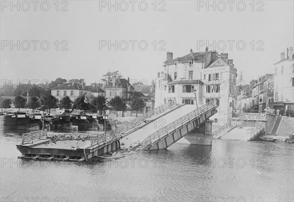 Bridge at Lagny-Chorigny destroyed by French in the suburbs of Paris to hinder the German advance during World War I ca. 1914-1915