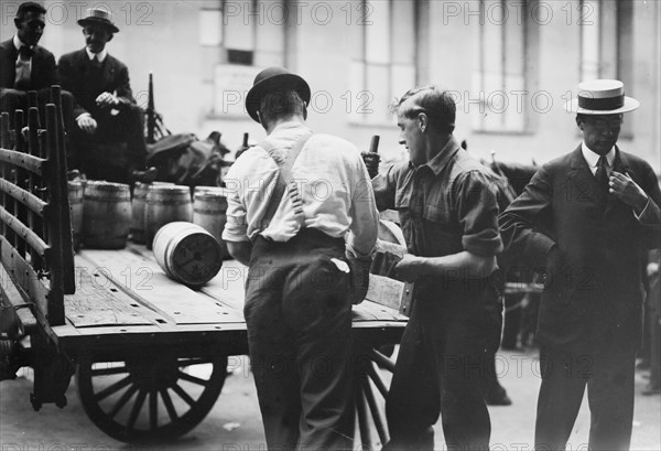 Men working on shipping gold abroad, loading a wagon ca. 1910-1915