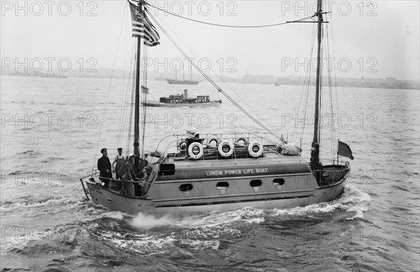 Lundin Power Lifeboat with newlyweds Einar Sivard and Signe Holm Sivard and crew ca. July 1914