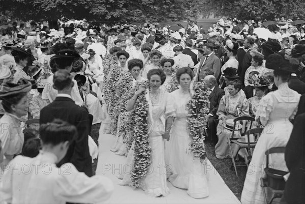 Vassar College Graduates participating in the Daisy Chain ca. June 1908