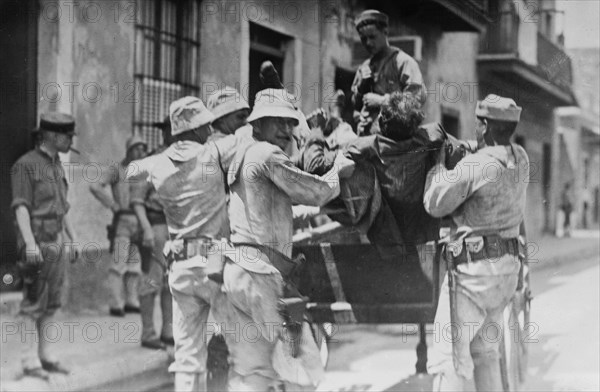Vera Cruz -- putting dead Mexican in dump cart during the US occupation of Vera Cruz ca. 1914
