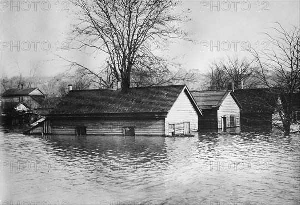 Flooded homes in East end of Cincinnati Ohio - 1913