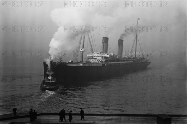 French passenger ship (unknown name) and tugboat ca. 1910-1915