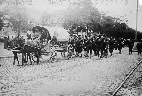 Bulgarian ambulance and troops going to the front (First Balkan War) ca. 1912-1913