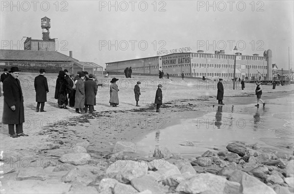 Winter Bathing, N.Y., Dec. 1912 ca. 1910-1915