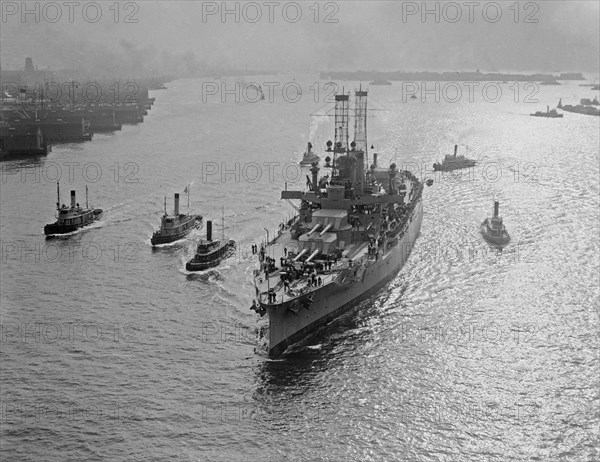 USS Wyoming (BB-32) Battleship, seen from the Brooklyn Bridge ca. 1910-1915