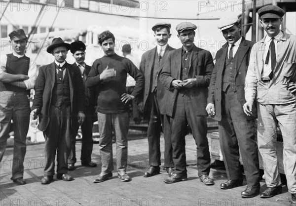 Greek immigrants leaving New York City to return to their country and fight in the first Balkan War, which began in October 1912