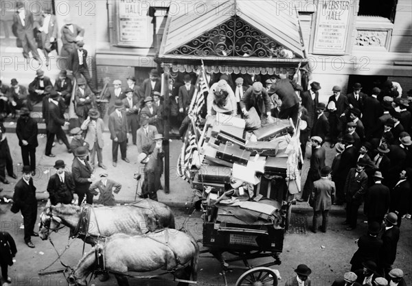 Greek immigrants leaving New York City to return to their country and fight in the first Balkan War, which began in October 1912