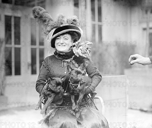 Verona Jarbeau with 'la belle Cora' and 'Aimee'