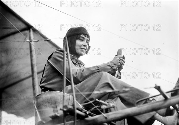 Photo shows Helene Dutrieu (1877-1961), Belgian aviator, cyclist, hospital director and journalist ca. 1911