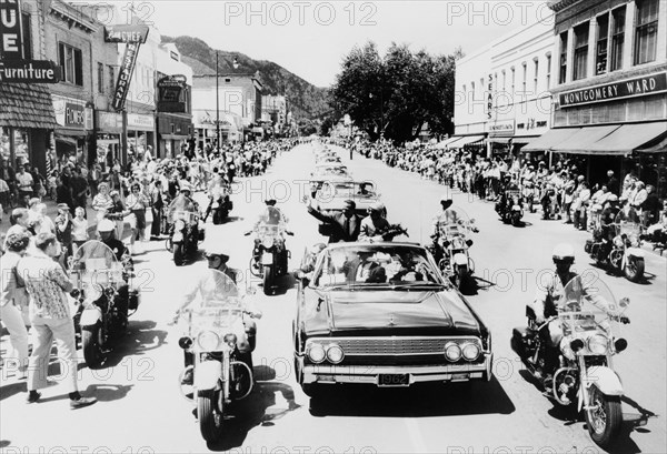 (1962) Astronaut M. Scott Carpenter, pilot of the Mercury-Atlas 7 (MA-7) mission, and his wife participate in a postflight parade in Boulder, Colorado.