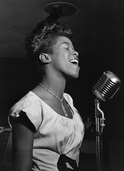 Sarah Vaughan singing in a jazz club in NYC, ca. August 1946