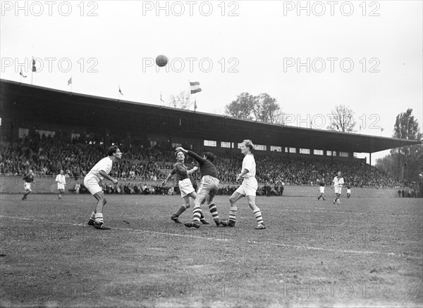 September 27, 1947 - 1940s Soccer Match - Zeeburgia against VSV / Wustenhoff saves by far late