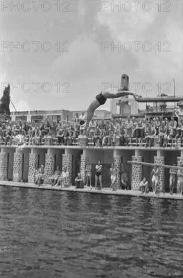 On the occasion of the anniversary of the 5th Veldcomp. Genie were held in the swimming pool in Kopeng on 22 October for swimming and jump jumping competitions. Date October 22, 1946; Location Indonesia, Dutch East Indies