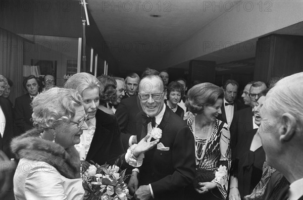 Queen Juliana and Prince Bernhard are greeted on arrival; Date February 13, 1976; Location Amsterdam, Noord-Holland