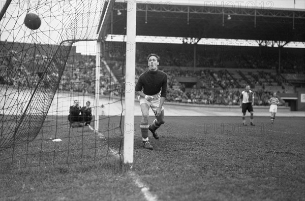 September 27, 1947 Soccer Match - Blauw Wit vs. Feijenoord 1-5 / Feijenoord goalkeeper lets the ball through