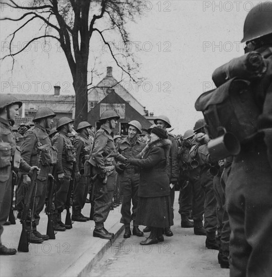 Queen Wilhelmina during a meeting with soldiers in Tilburg - March 18, 1945