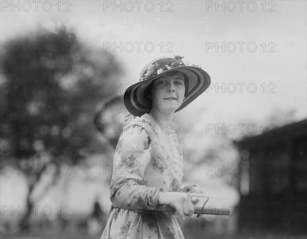 Cigarette girl, Governor's Island ca. 1910-1915