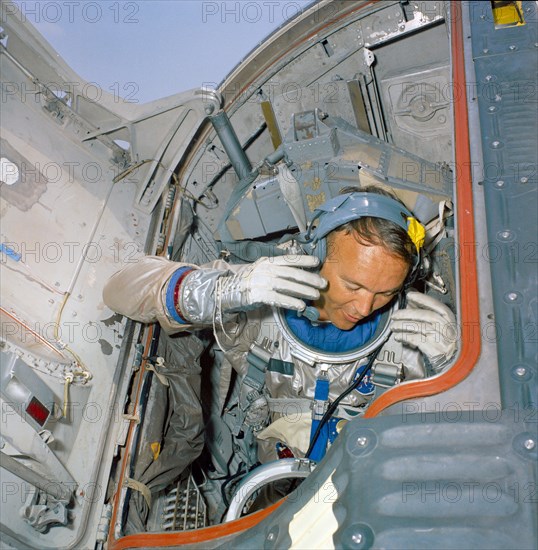 ASTRONAUT MICHAEL COLLINS - TRAINING - GEMINI-TITAN (GT)-10 (WATER EGRESS)