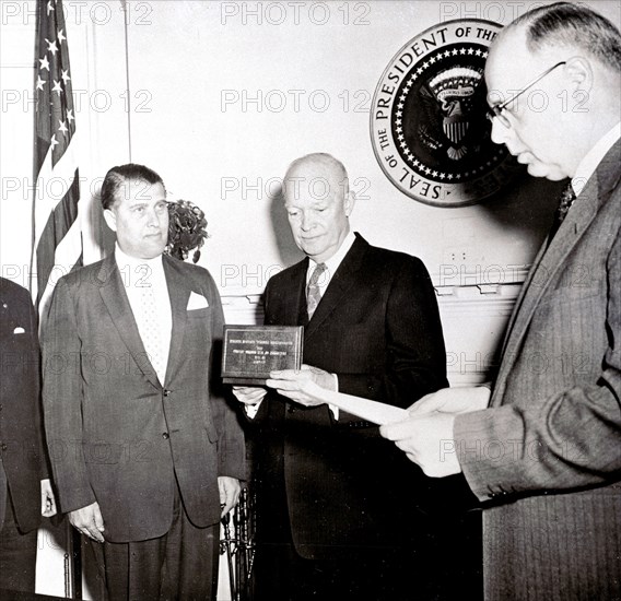 Wernher von Braun ca. 1959 receives award from President Dwight D. Eisenhower