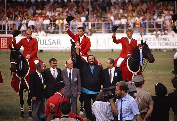 Award ceremony at Pavarotti International 1991. From left: G. Vito Marcucci (CONS President), Alfonso Romo Garza, Leonardo Lonfernini (FIS President), Luciano Pavarotti and Gastone Pasolini (Deputy for Sport) ca. 1991